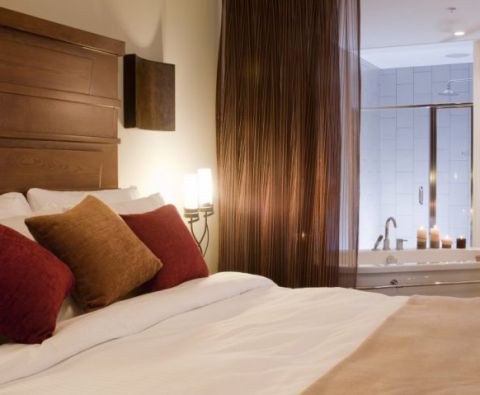 Mountain spirit interior bedroom and soaker tub 480x395